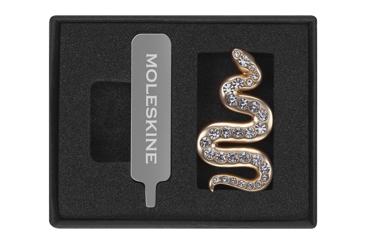 Een Moleskine Pin Crystal Snake - weer leverbaar vanaf 24-01-2025 koop je bij Moleskine.nl